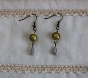 Boucles d'oreilles goutte blanche